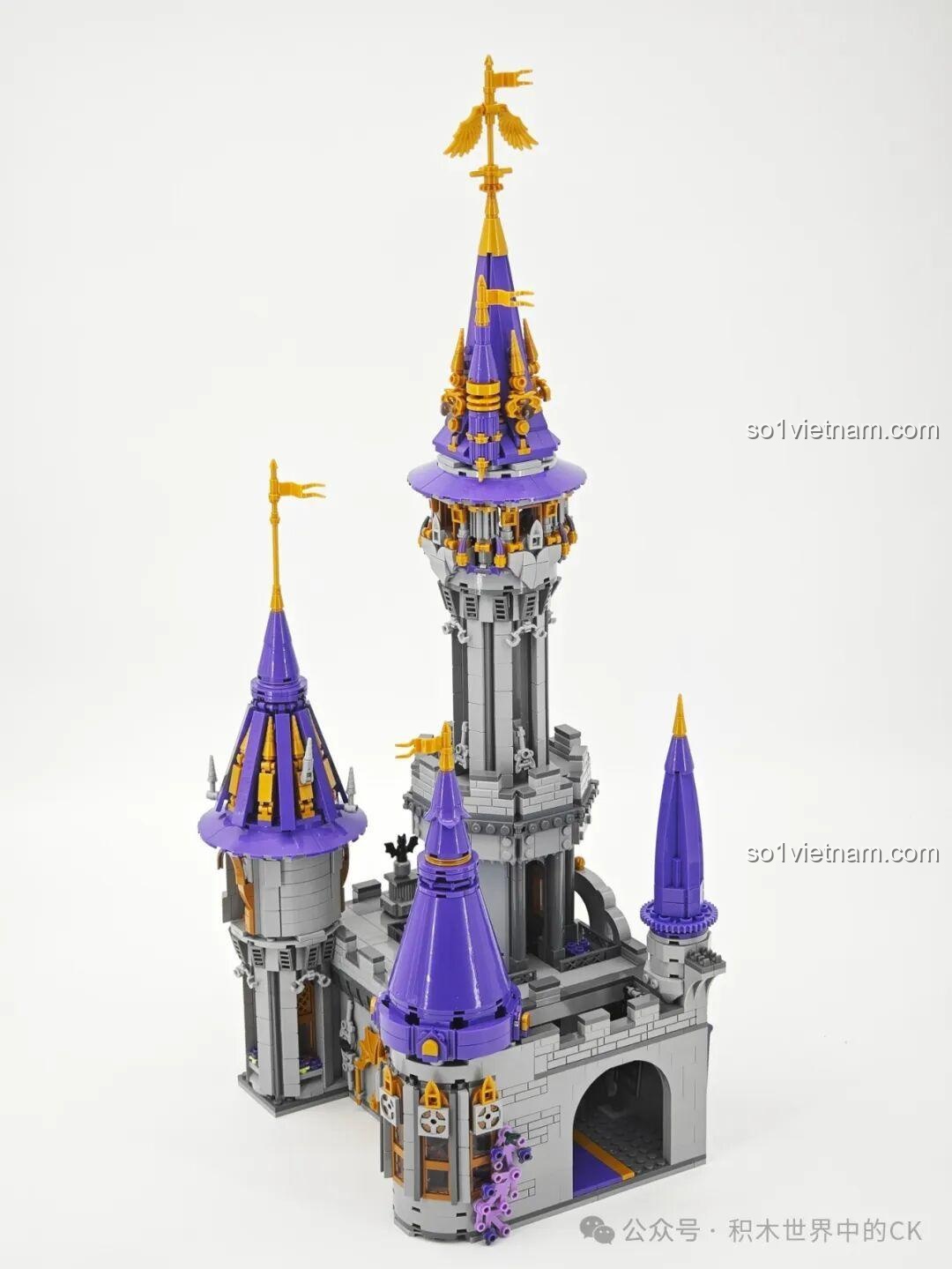 Cấu trúc chính của Lâu đài Ma thuật BAKA 33210, với nhiều tháp và mái vòm, tạo nên một tổng thể đồ sộ.