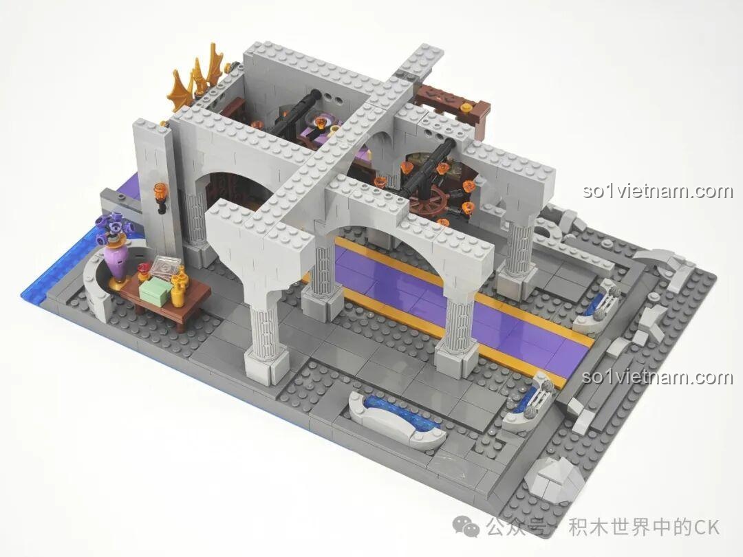 Cấu trúc nội thất tầng một của Lâu đài Ma thuật BAKA 33210, với các cột lớn và không gian mở.