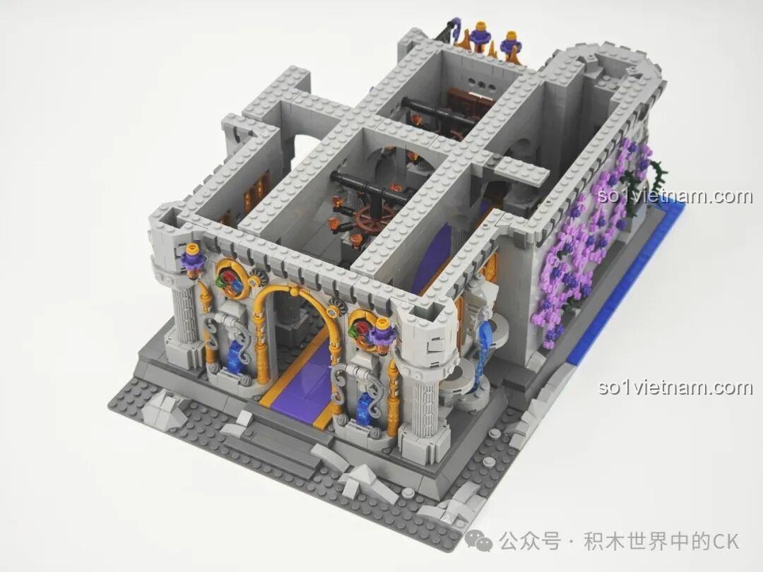 Cấu trúc nội thất tầng trên của Lâu đài Ma thuật BAKA 33210, với các ô cửa sổ và ban công nhỏ.