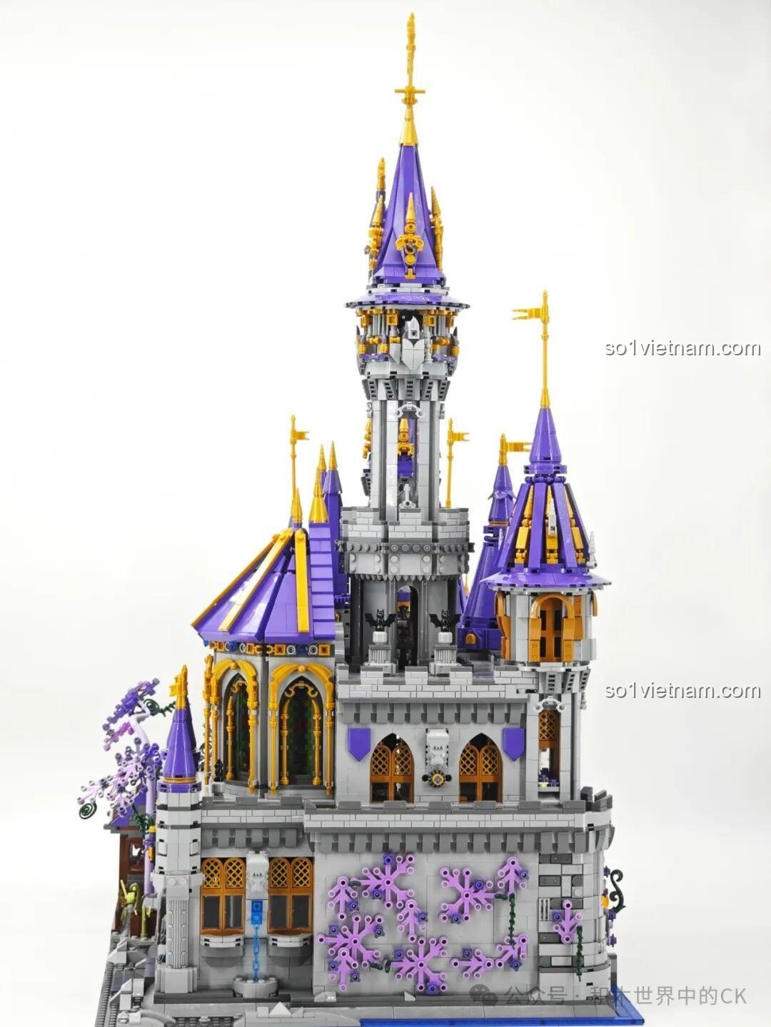 Cây cổ thụ màu tím và ngôi nhà nhỏ bên cạnh Lâu đài Ma thuật BAKA 33210, tạo nên một góc cảnh quan độc đáo.