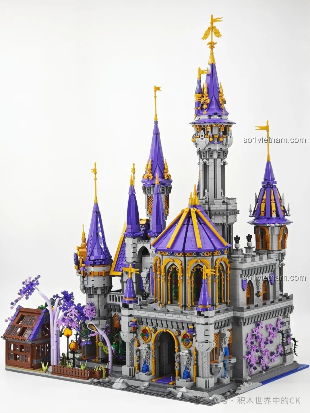 Cận cảnh các loại cây cối và bí ngô trang trí trong khu vườn của Lâu đài Ma thuật BAKA 33210.