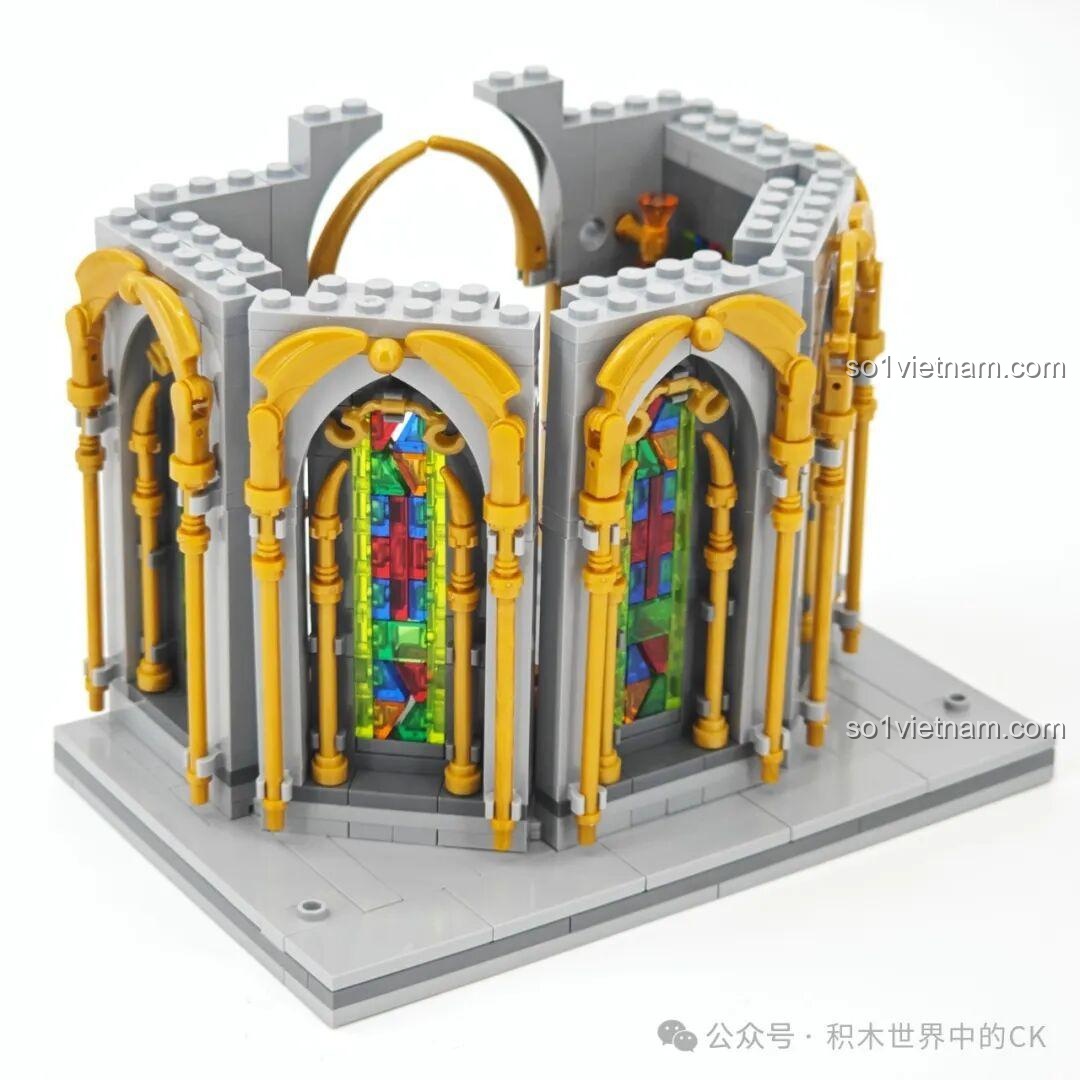 Cận cảnh các chi tiết trang trí ngoại thất của Lâu đài Ma thuật BAKA 33210, bao gồm cây cối và đèn lồng.