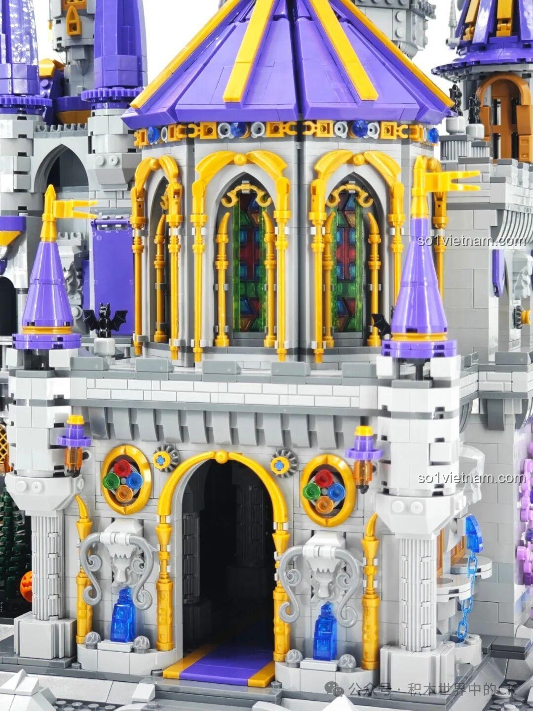 Các chi tiết trang trí ngoại thất của Lâu đài Ma thuật BAKA 33210, bao gồm đèn lồng và hàng rào.