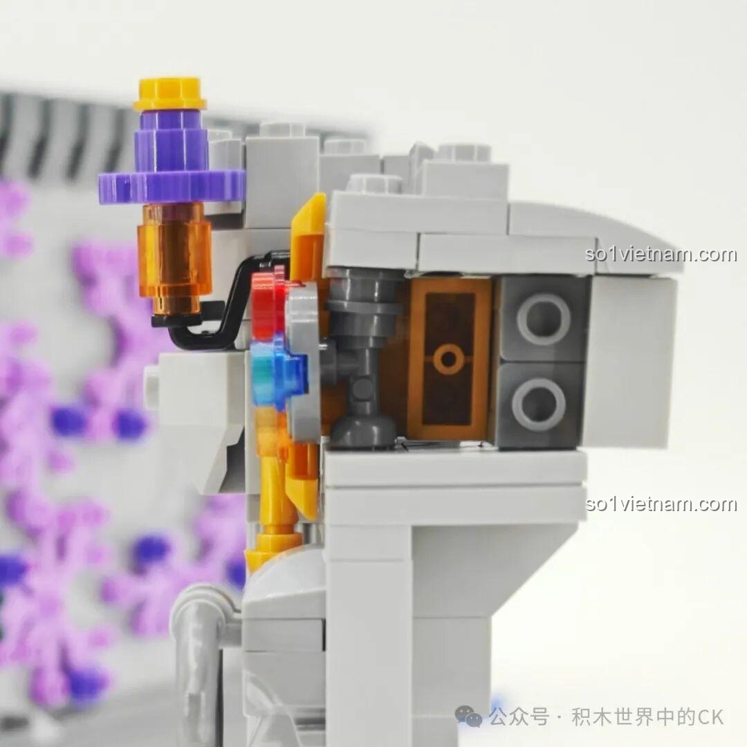 Cận cảnh cơ chế bên trong của Lâu đài Ma thuật BAKA 33210, cho thấy sự phức tạp trong kỹ thuật lắp ráp.