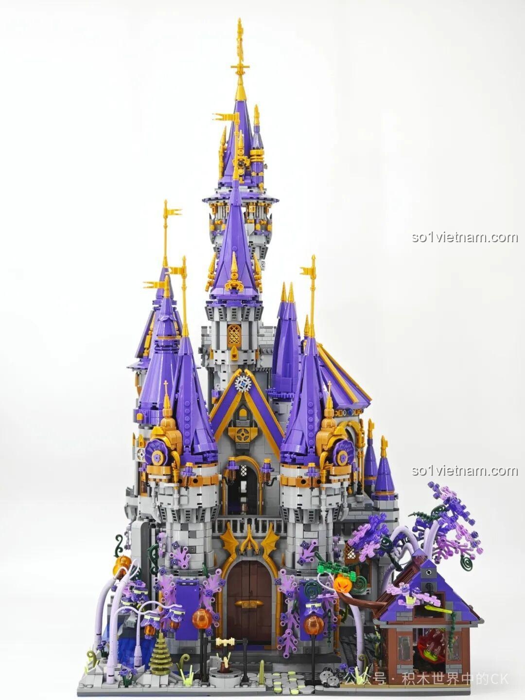 Cận cảnh cổng chính của Lâu đài Ma thuật BAKA 33210, với các cột trụ và chi tiết trang trí màu xanh dương.