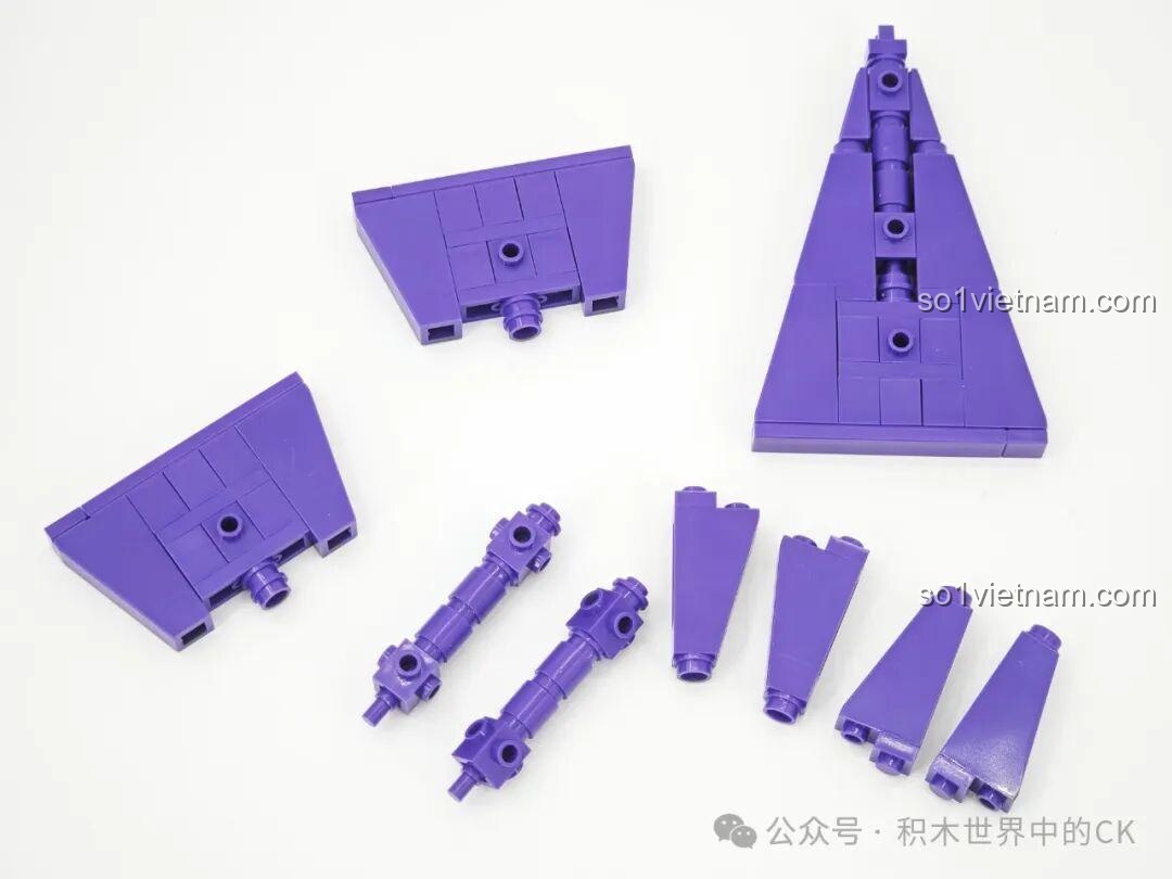 Cận cảnh cổng chính của Lâu đài Ma thuật BAKA 33210, với các họa tiết trang trí hình dơi và cửa gỗ.