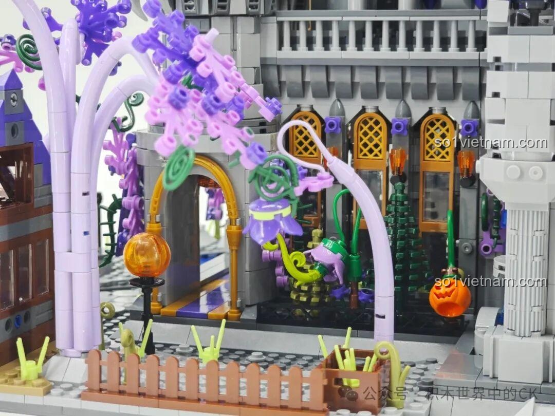 Cổng chính của Lâu đài Ma thuật BAKA 33210 với hai đèn lồng lớn hai bên, tạo không khí trang trọng.