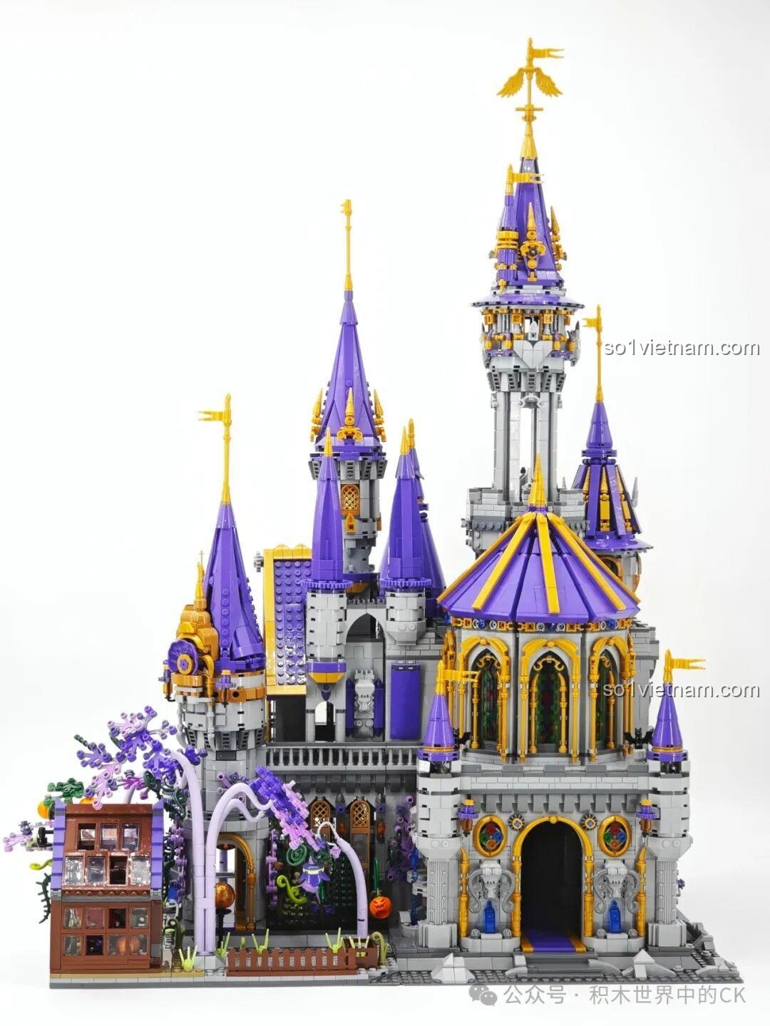 Cổng vòm và các loại cây leo màu tím trong khu vườn của Lâu đài Ma thuật BAKA 33210, tạo không gian cổ tích.