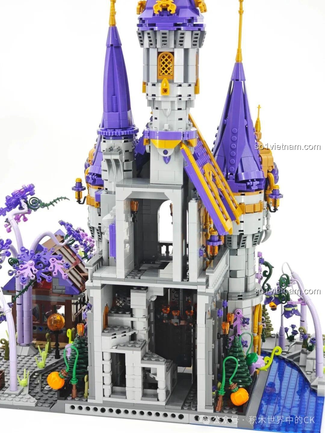 Các cột trụ lớn bên trong Lâu đài Ma thuật BAKA 33210, tạo cảm giác vững chãi và cổ kính.