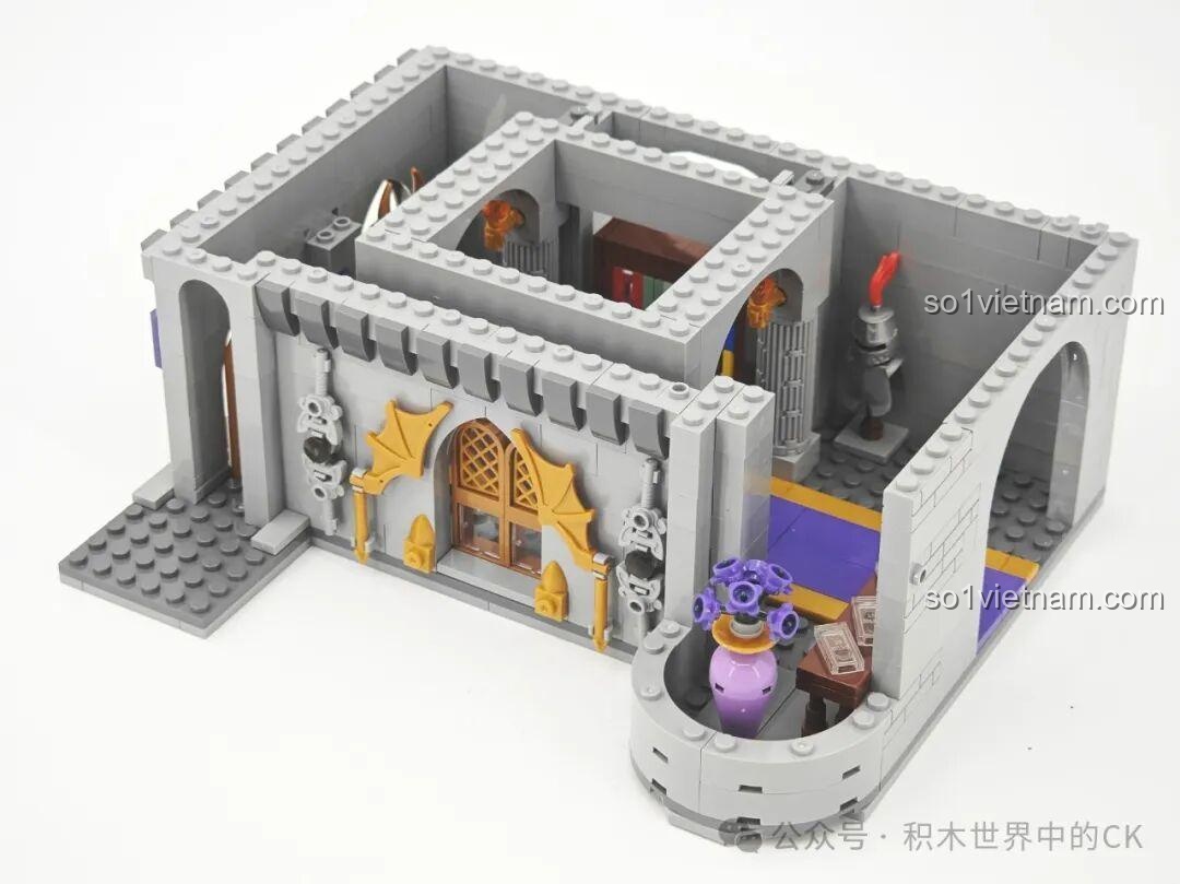 Cận cảnh ba ô cửa sổ kính màu rực rỡ của Lâu đài Ma thuật BAKA 33210, một điểm nhấn nghệ thuật độc đáo.