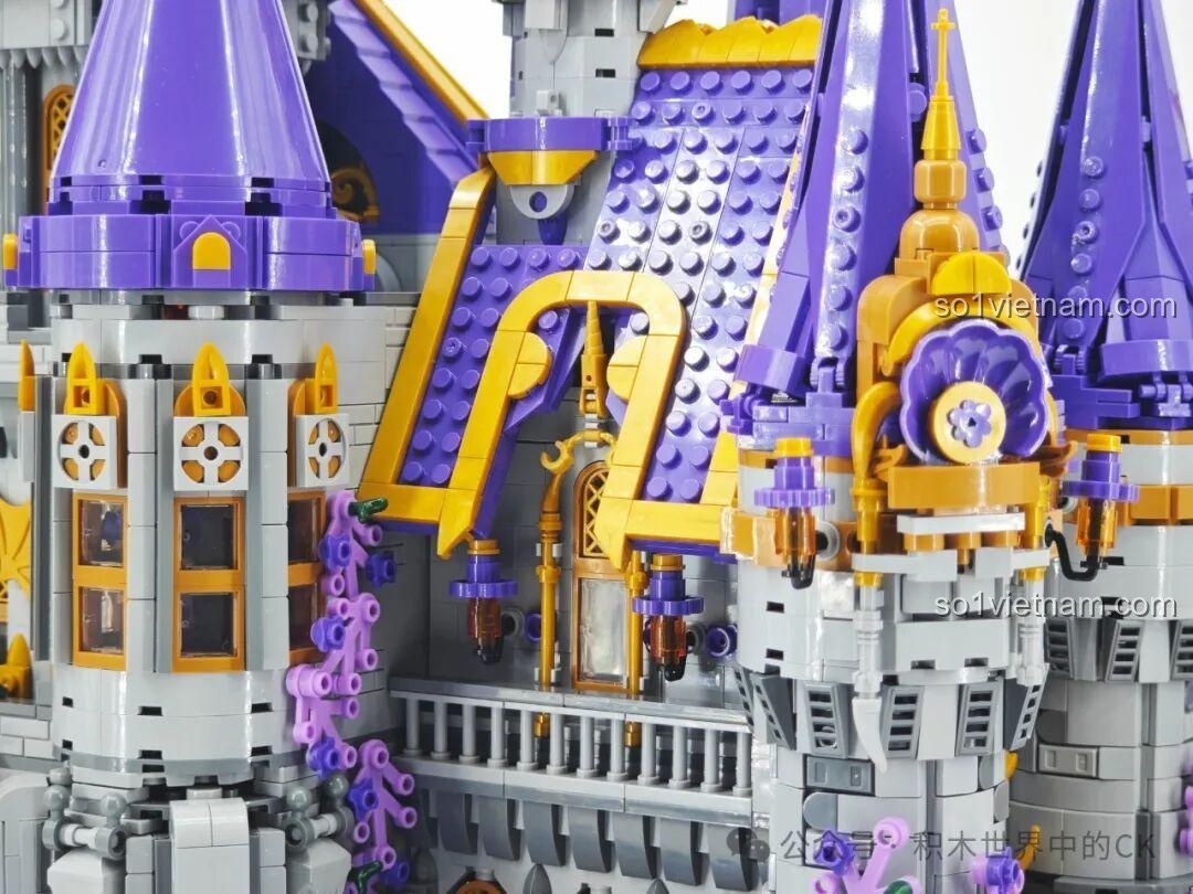 Đại sảnh chính bên trong Lâu đài Ma thuật BAKA 33210, với đèn chùm và hành lang rộng.