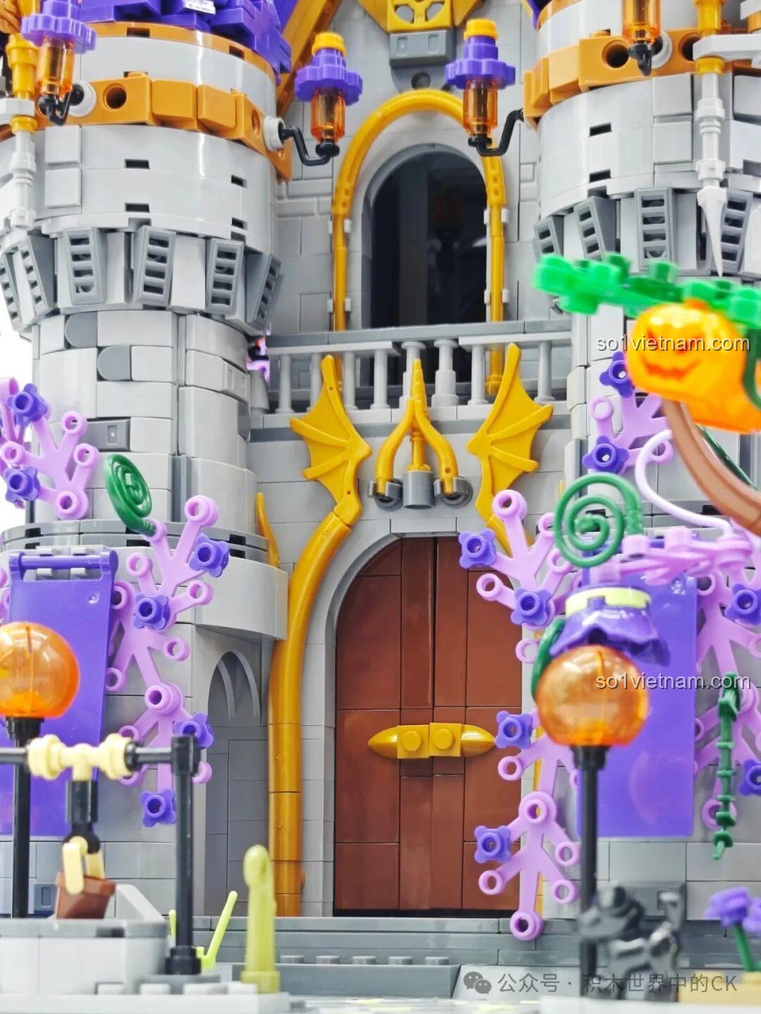 Cận cảnh đầu rồng trang trí và dây xích màu xanh dương trên tường Lâu đài Ma thuật BAKA 33210, chi tiết Gothic ấn tượng.