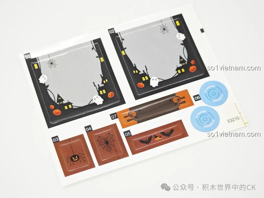 Tấm decal trang trí với các họa tiết Halloween như nhện, dơi, bí ngô, dùng để tô điểm cho Lâu đài Ma thuật BAKA 33210.