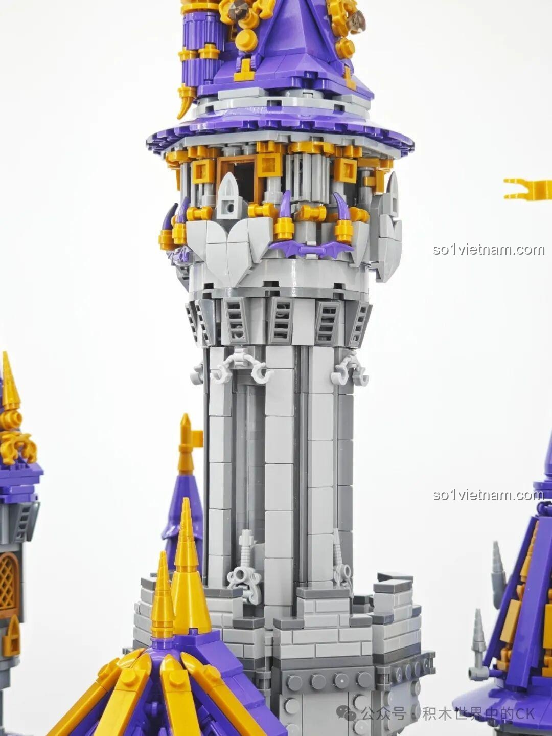 Đèn chùm lớn bên trong Lâu đài Ma thuật BAKA 33210, tạo điểm nhấn sang trọng cho không gian.