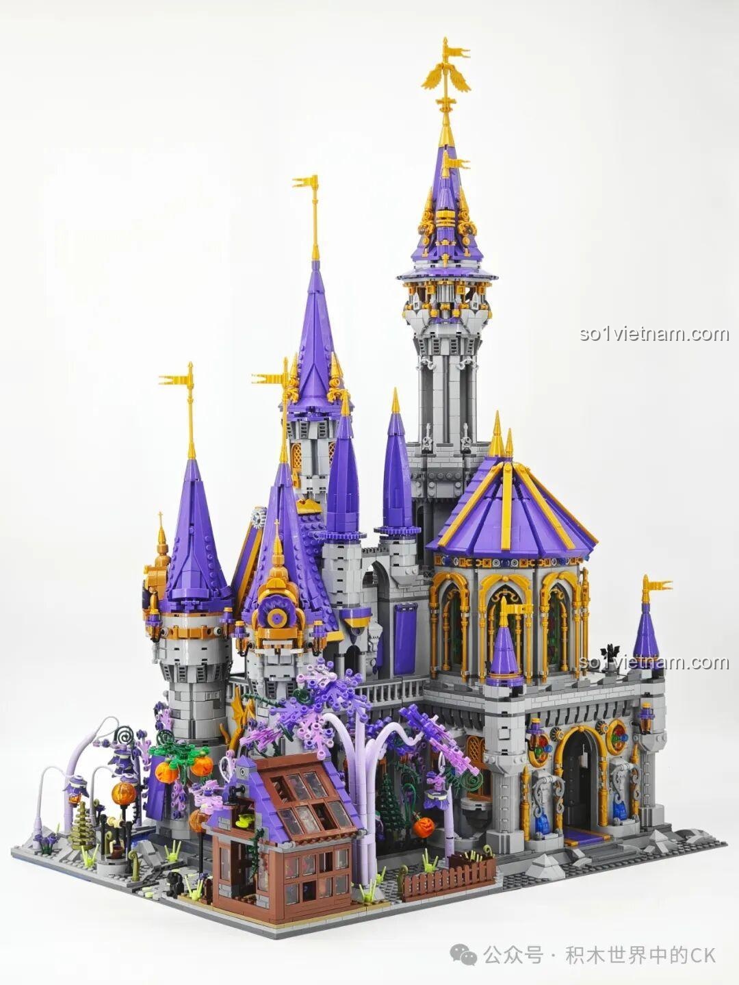 Cận cảnh đỉnh tháp của Lâu đài Ma thuật BAKA 33210, với các chi tiết trang trí vàng và tím tinh xảo.