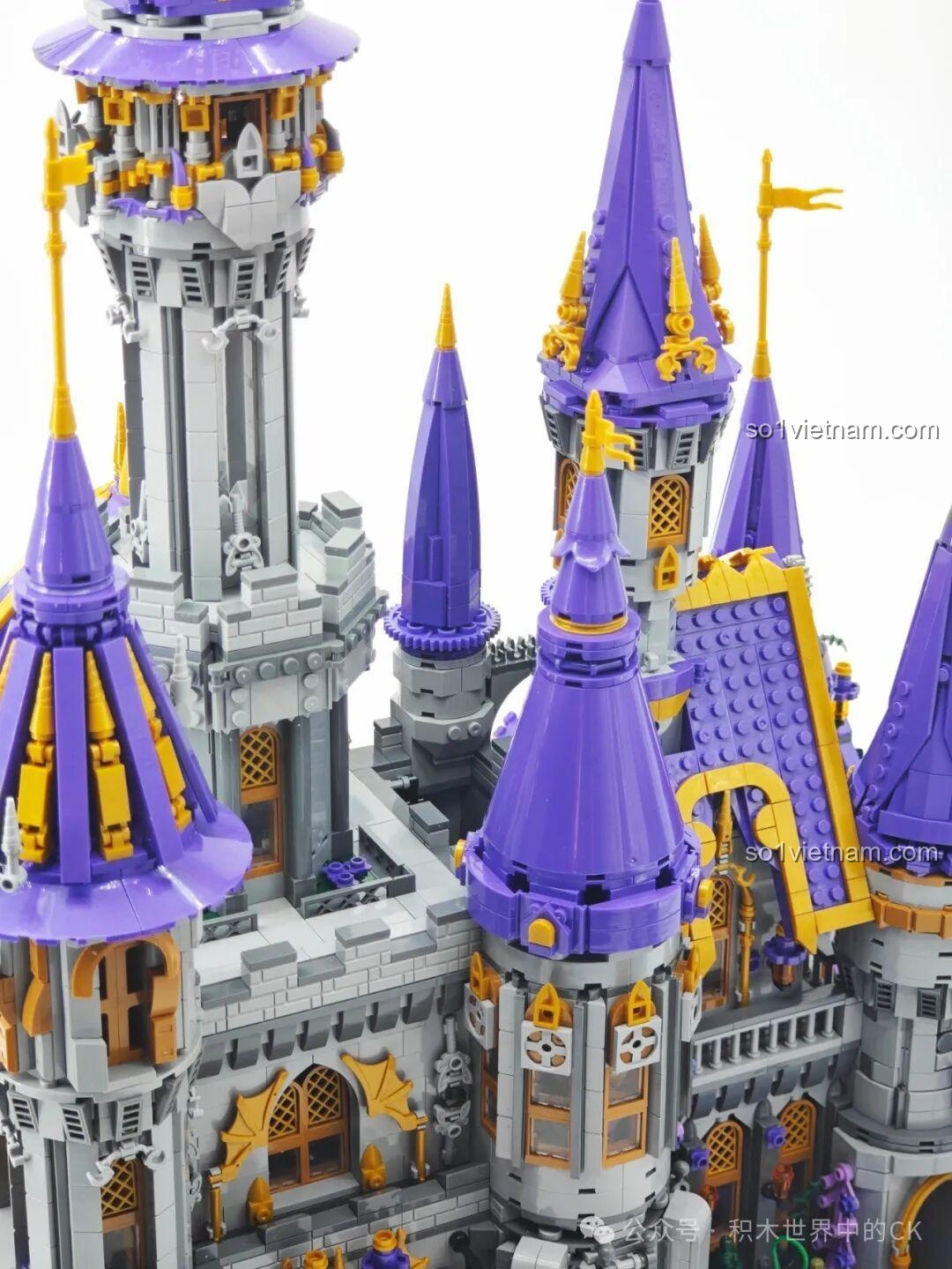 Giá treo áo giáp và cầu thang bên trong Lâu đài Ma thuật BAKA 33210, gợi không khí hiệp sĩ.