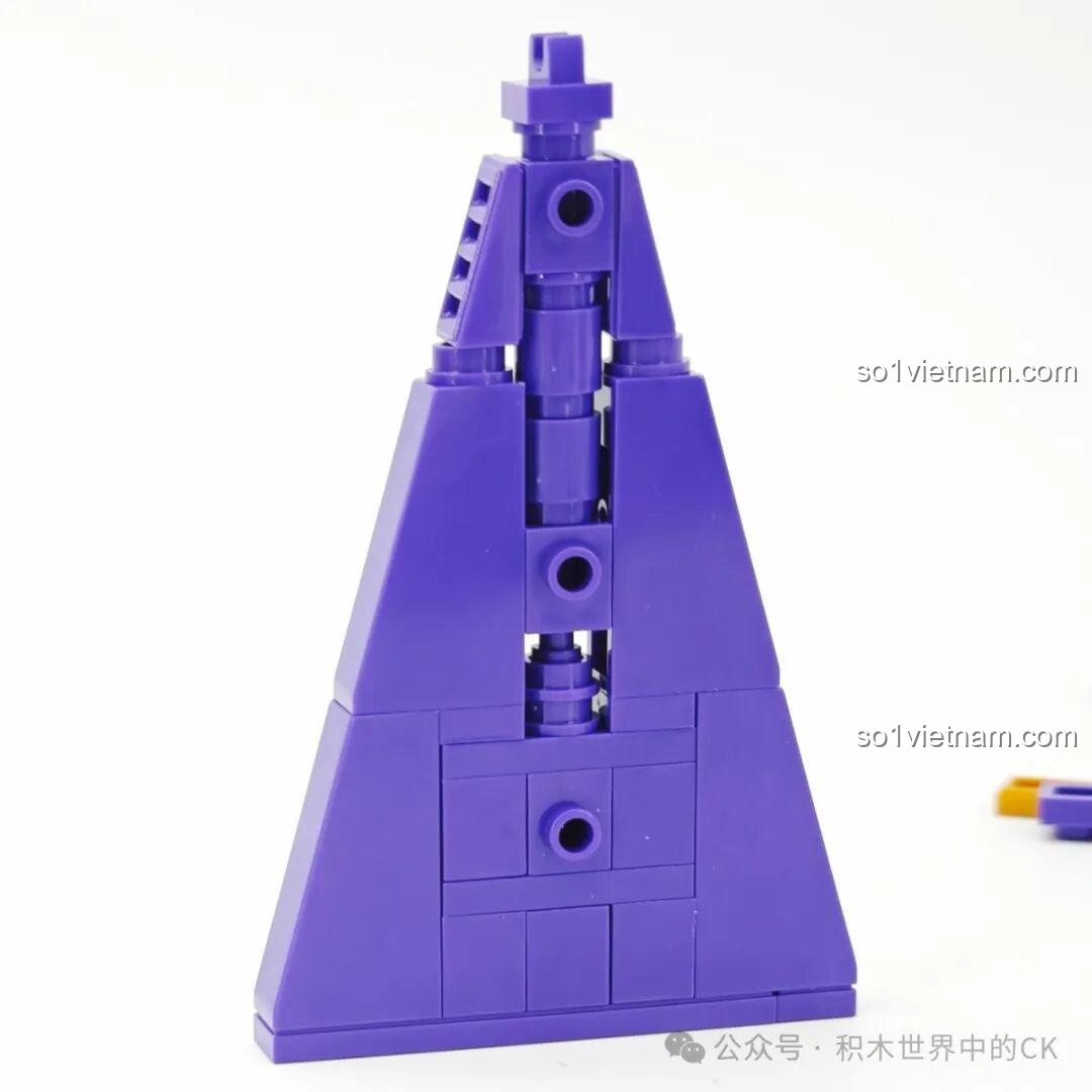 Giếng nước cổ kính và các đèn lồng trang trí trong khu vườn của Lâu đài Ma thuật BAKA 33210, tạo không khí huyền ảo.