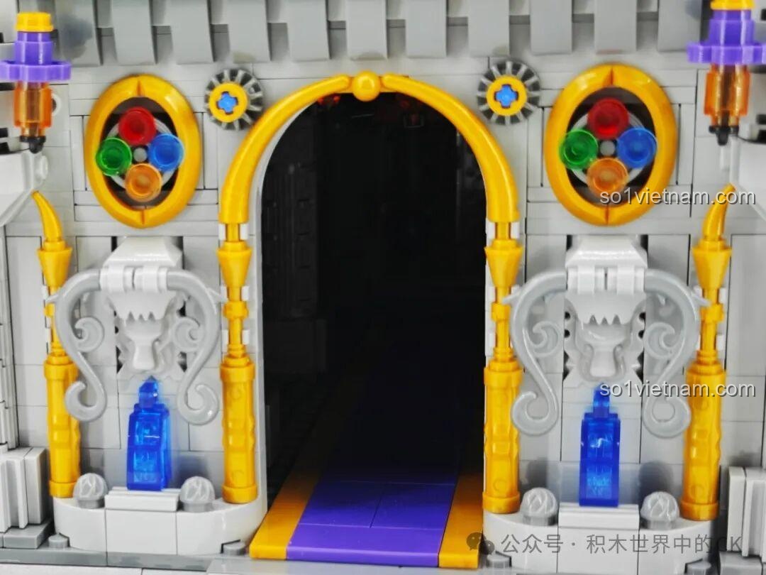 Góc tường Lâu đài Ma thuật BAKA 33210 với các loại cây leo và chi tiết trang trí, tạo nên vẻ đẹp cổ kính.