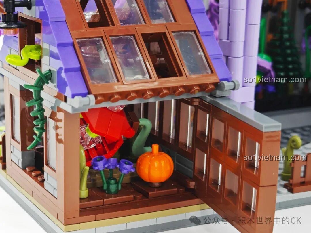 Góc tường Lâu đài Ma thuật BAKA 33210 với các chi tiết trang trí và cây leo, tạo nên vẻ đẹp hài hòa.