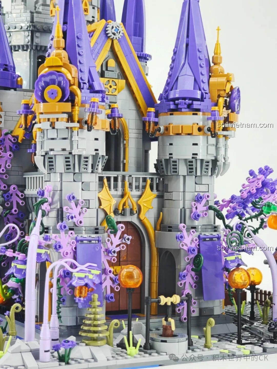 Khu vực ăn uống với bàn ghế và các chi tiết trang trí tường bên trong Lâu đài Ma thuật BAKA 33210.