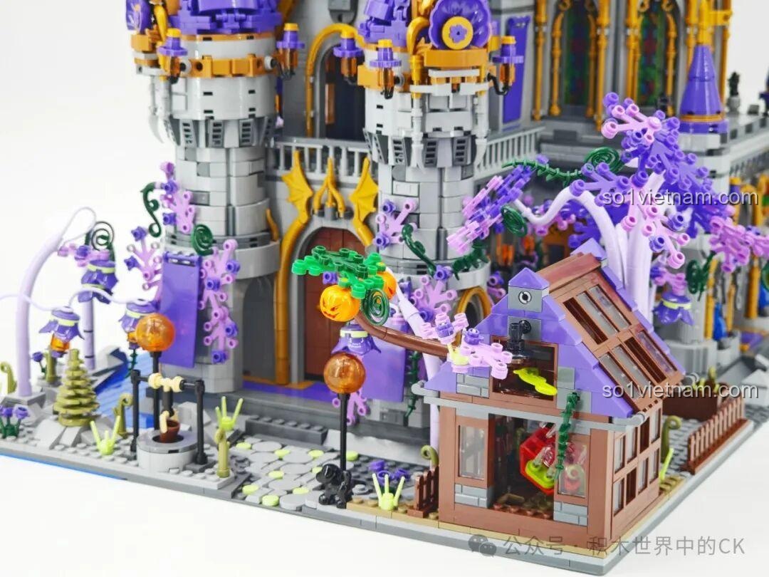 Góc nhìn bên hông các cửa sổ kính màu của Lâu đài Ma thuật BAKA 33210, làm nổi bật khung vàng và họa tiết dơi.