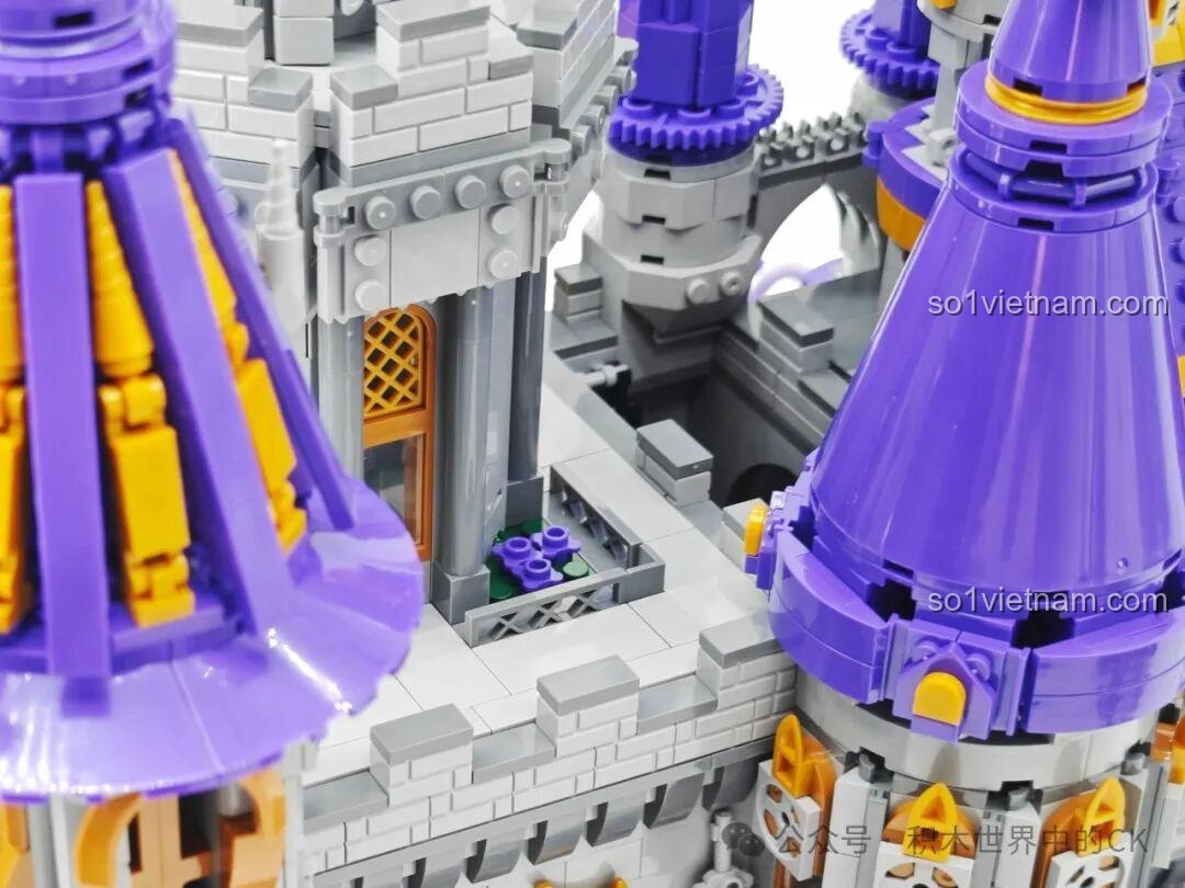 Cận cảnh cửa sổ kính màu và các chi tiết trang trí tường bên trong Lâu đài Ma thuật BAKA 33210.