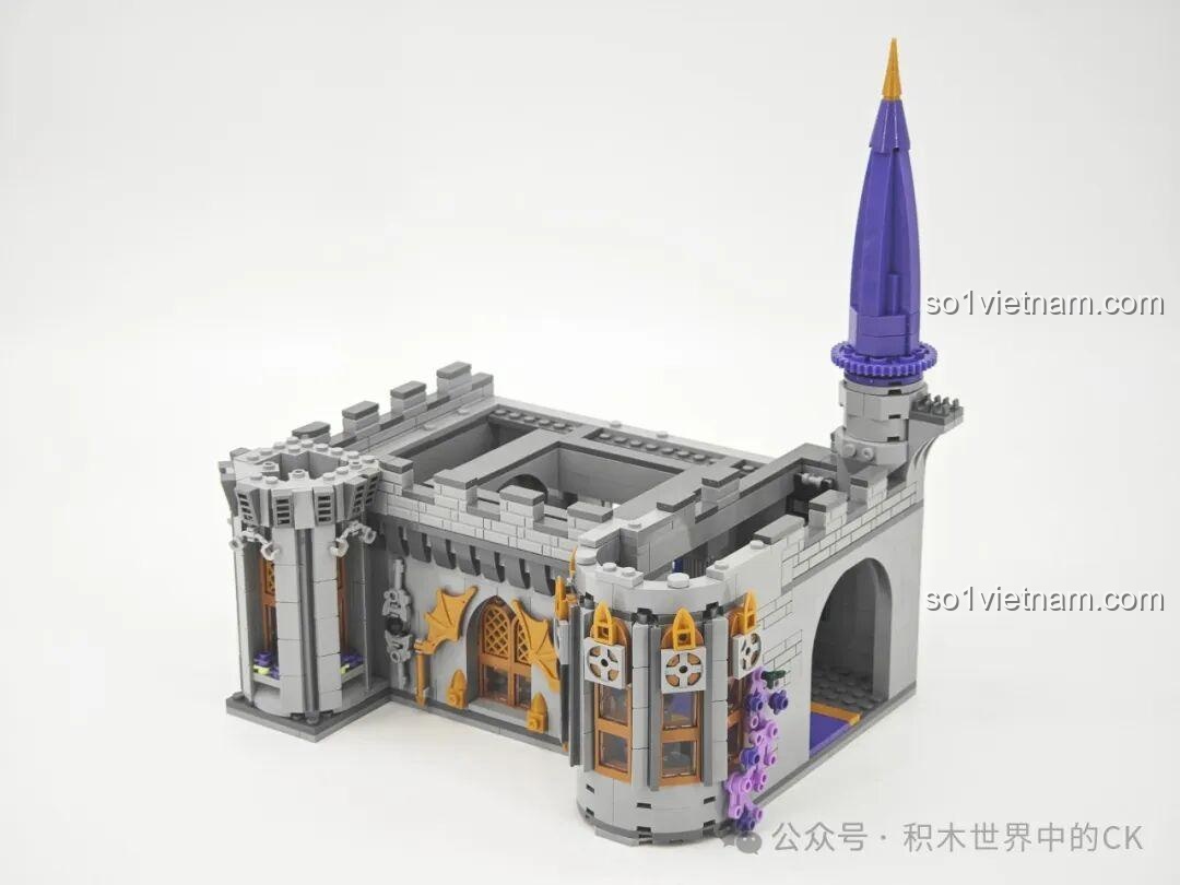 Cửa sổ kính màu được đặt trong cấu trúc tường của Lâu đài Ma thuật BAKA 33210, tạo nên vẻ đẹp cổ kính.