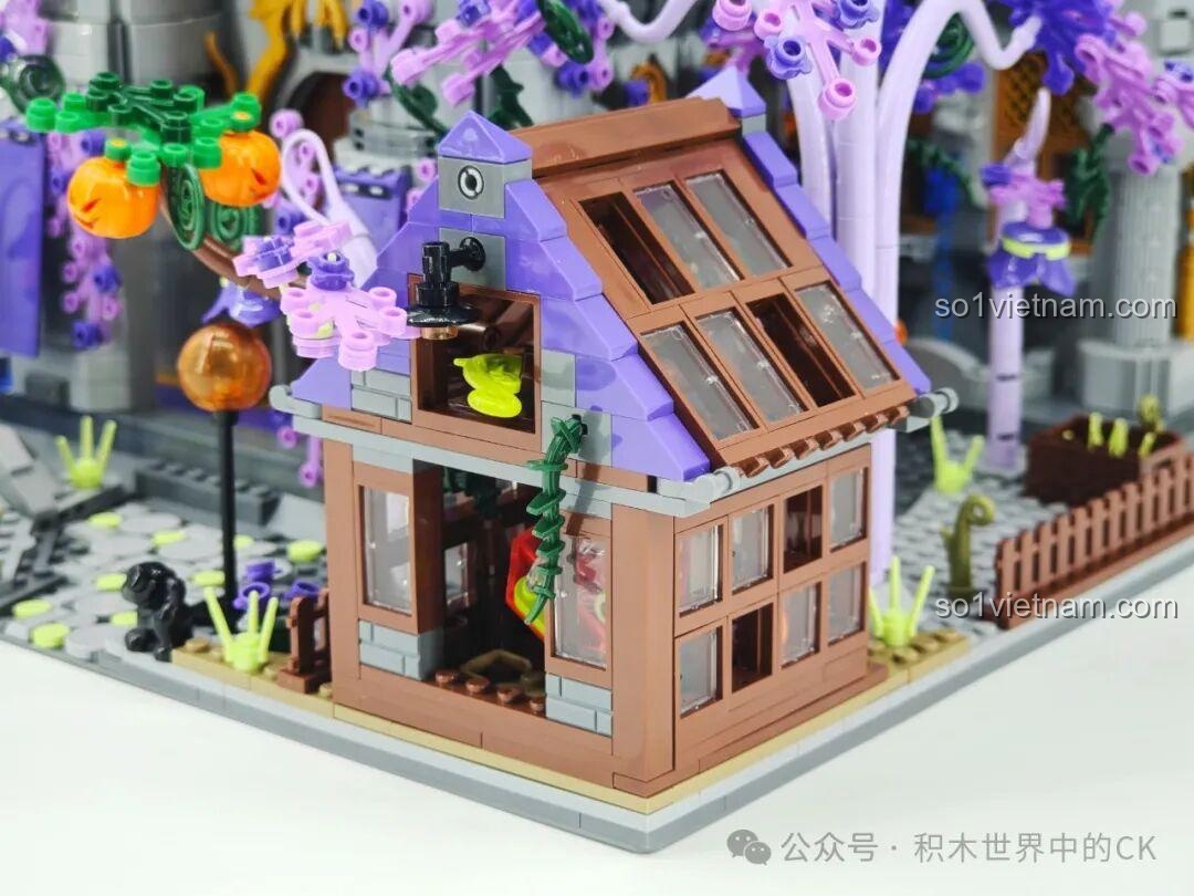 Lan can và các chi tiết trang trí trên đỉnh tường Lâu đài Ma thuật BAKA 33210, với các họa tiết dơi nhỏ.