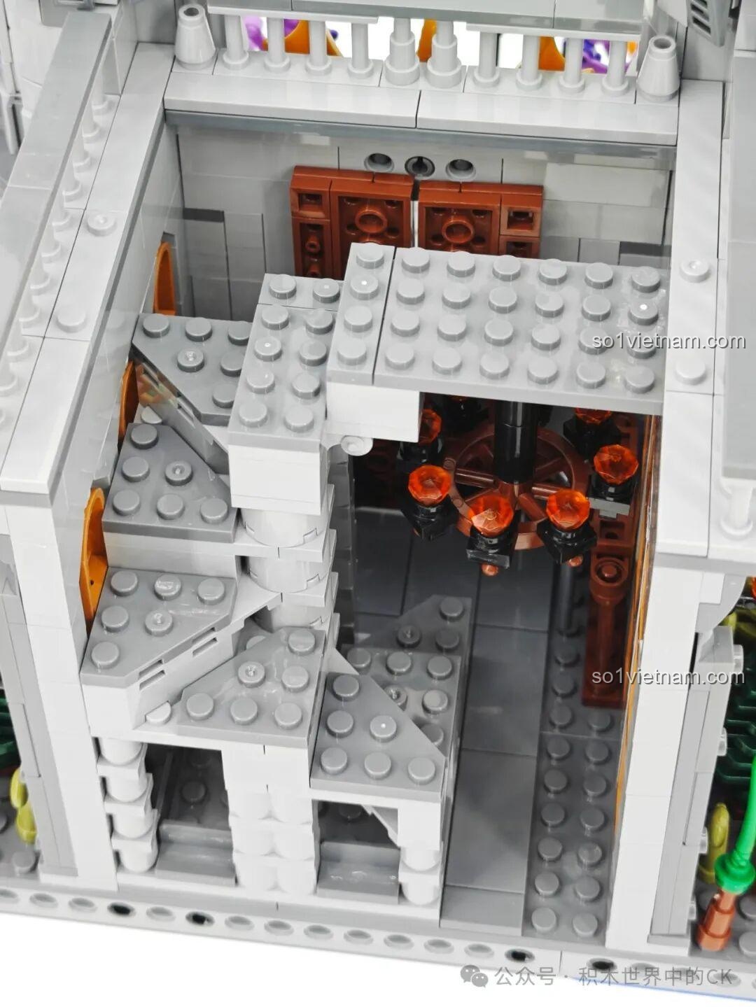 Toàn cảnh Lâu đài Ma thuật BAKA 33210 đã hoàn thiện, với các nhân vật nhỏ được đặt xung quanh, tạo cảnh quan sống động.