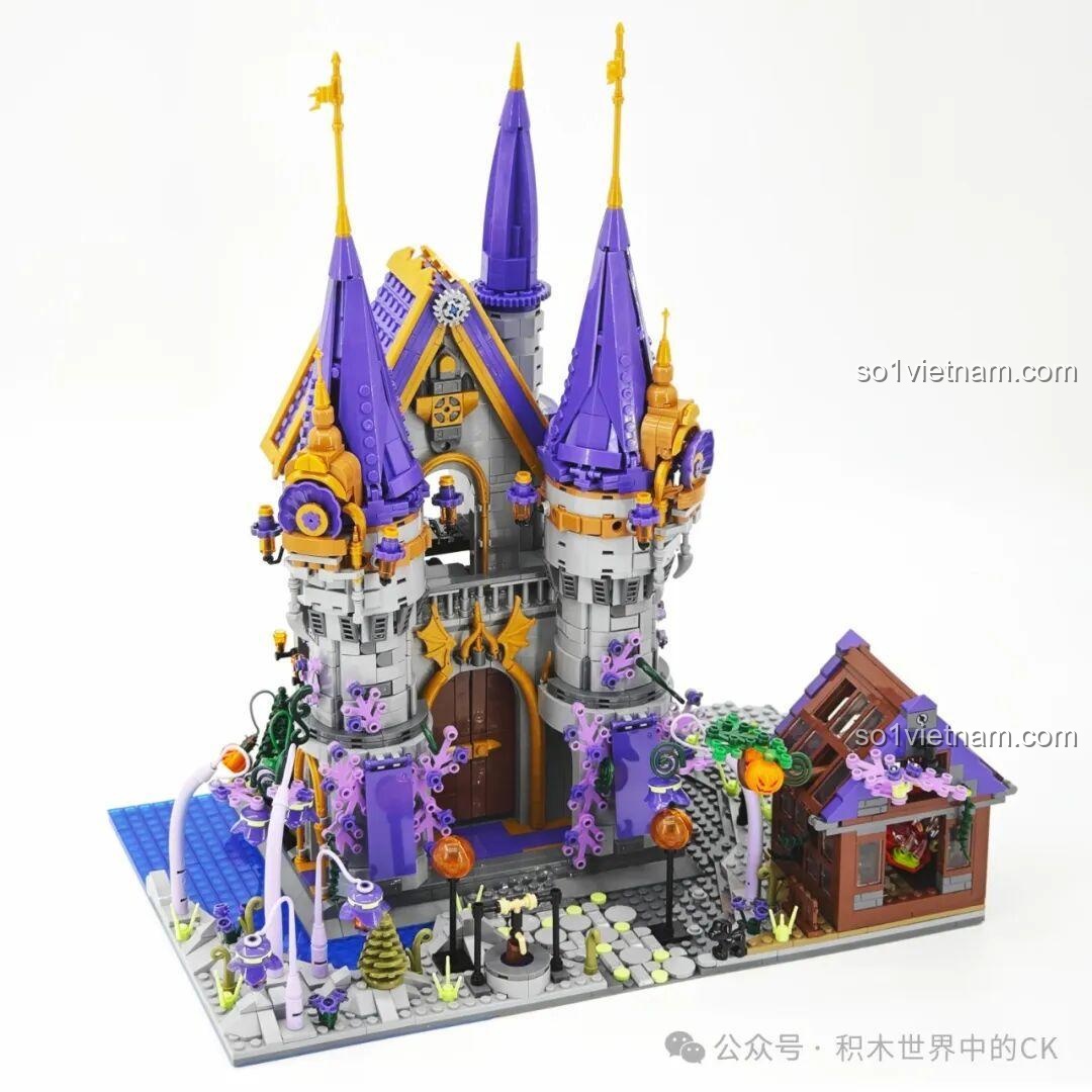 Lâu đài Ma thuật BAKA 33210 gần như hoàn thiện phần ngoại thất, với các chi tiết mái vòm và cờ hiệu.