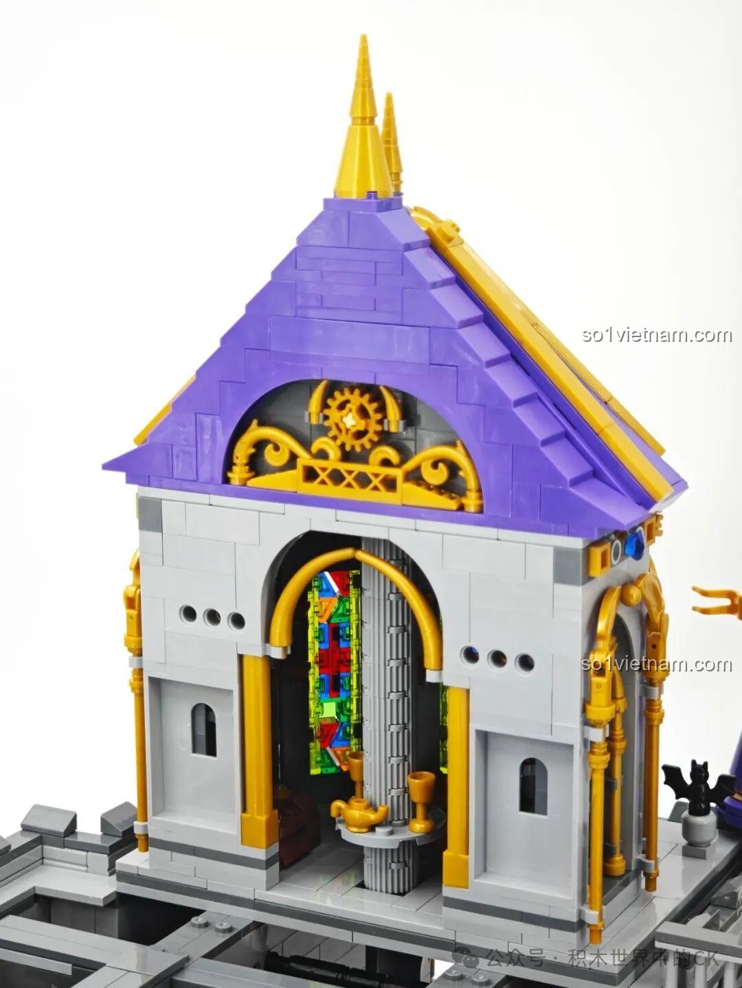 Lâu đài Ma thuật BAKA 33210 từ góc nhìn bên hông, làm nổi bật các tháp và mái vòm.