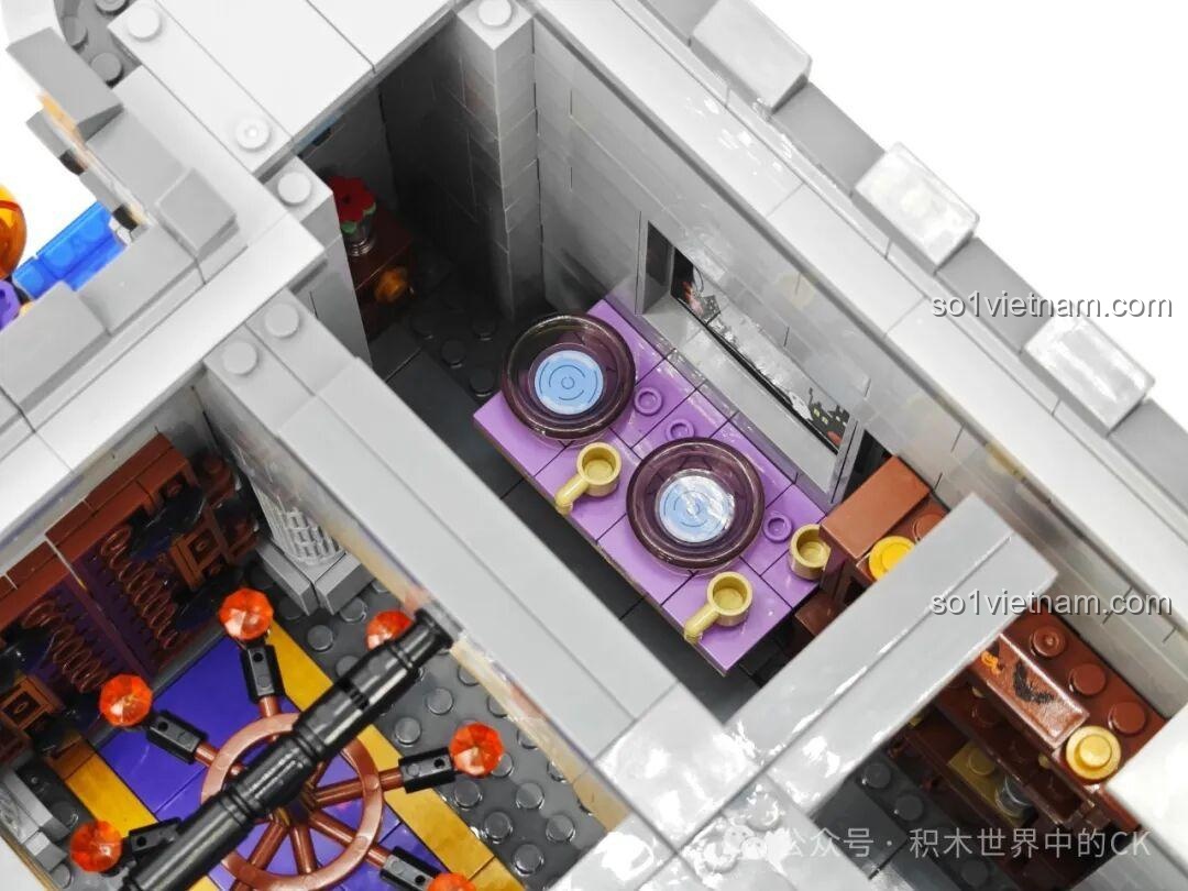 Toàn cảnh Lâu đài Ma thuật BAKA 33210, làm nổi bật sự kết hợp giữa kiến trúc và cảnh quan thiên nhiên.