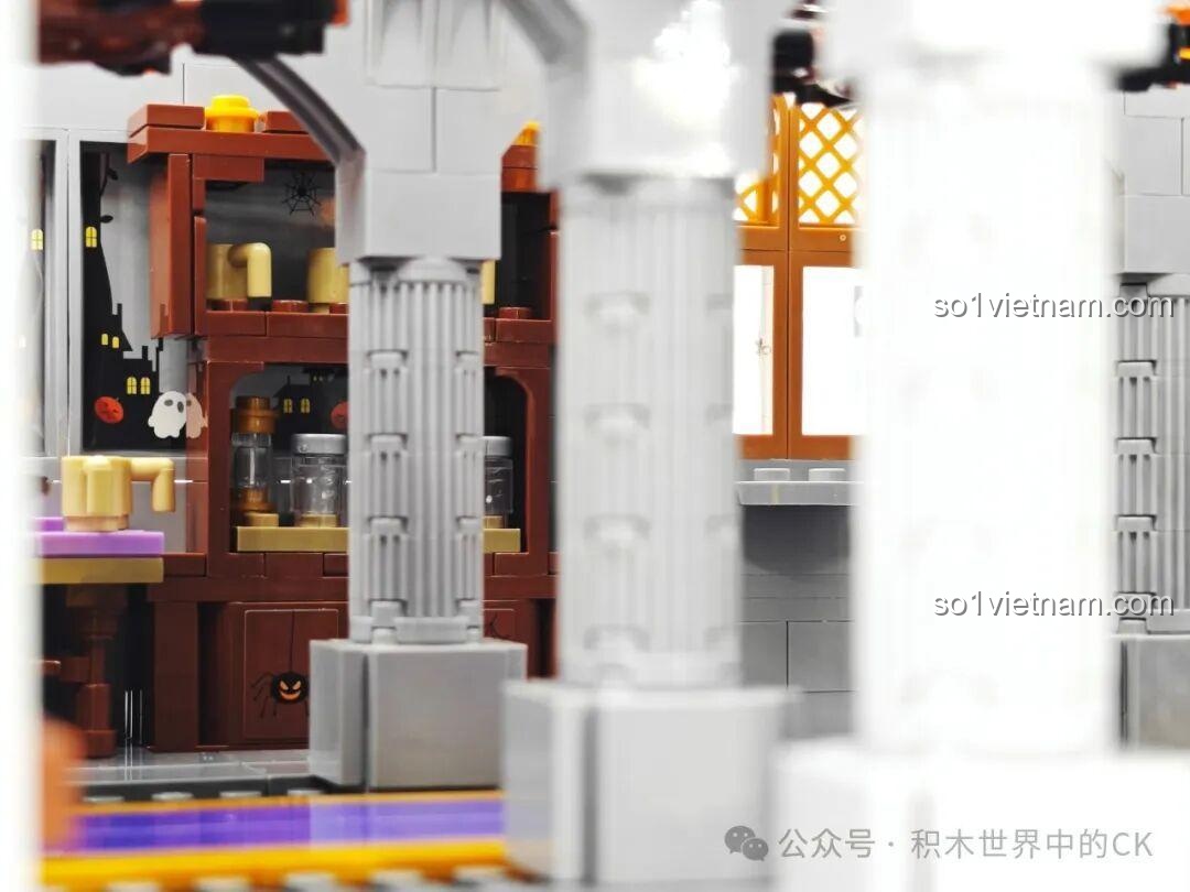 Lâu đài Ma thuật BAKA 33210 với các nhân vật nhỏ được đặt ở cổng chính, tạo cảm giác chào đón.