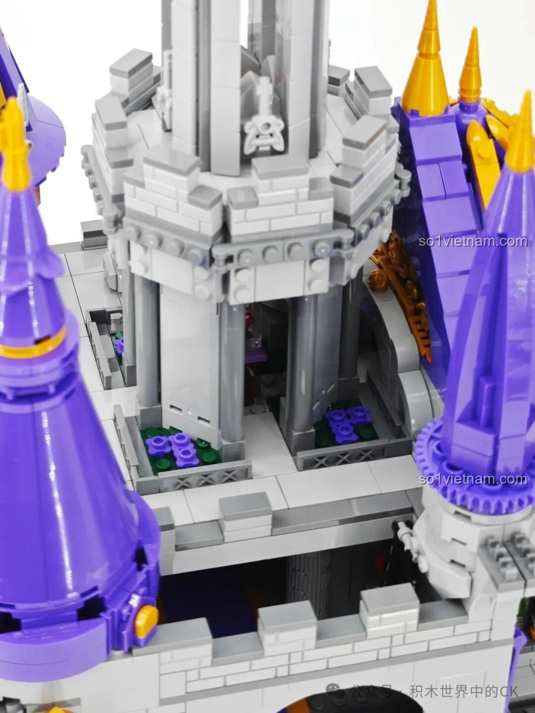 Lâu đài Ma thuật BAKA 33210 từ một góc độc đáo, làm nổi bật các chi tiết kiến trúc phức tạp.