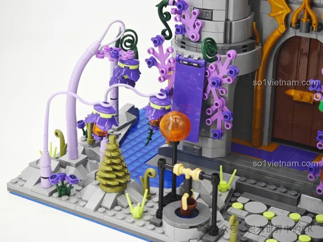 Lối vào Lâu đài Ma thuật BAKA 33210 với các chi tiết trang trí tường, đèn lồng và dây xích màu xanh.