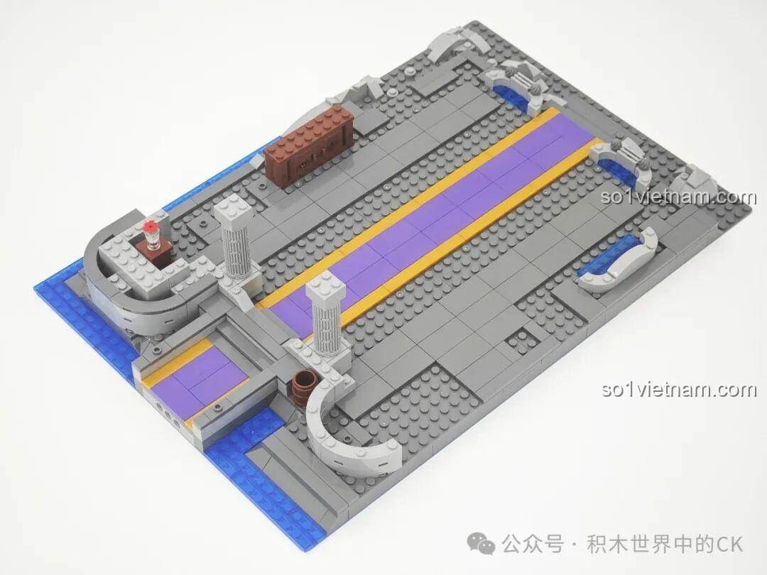 Bắt đầu xây dựng nền tảng nội thất của Lâu đài Ma thuật BAKA 33210, với các cột và hành lang.