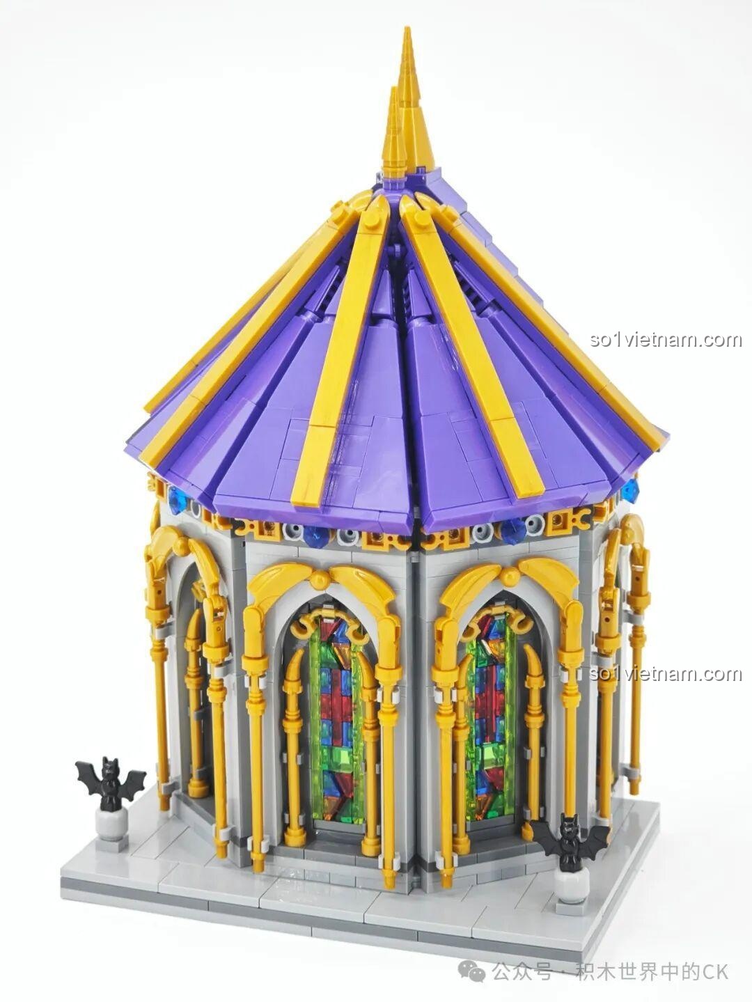 Ngôi nhà nhỏ bên cạnh Lâu đài Ma thuật BAKA 33210, với kiến trúc độc đáo và các chi tiết trang trí bí ngô.