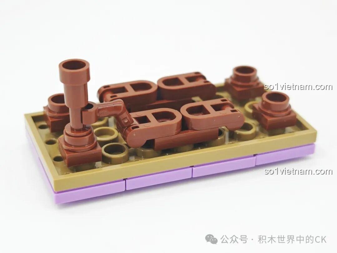 Các chi tiết nội thất như bàn ghế và vật dụng trang trí nhỏ, tạo nên không gian sống động bên trong Lâu đài Ma thuật BAKA 33210.