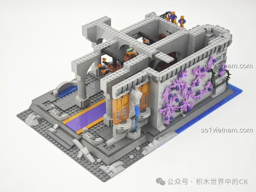 Nội thất Lâu đài Ma thuật BAKA 33210 với các chi tiết trang trí tường và đèn lồng, tạo không khí huyền bí.