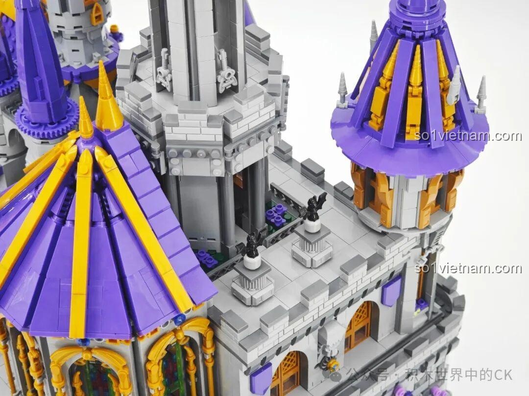 Nội thất đỉnh tháp Lâu đài Ma thuật BAKA 33210 với không gian mở, cho phép nhìn ra bên ngoài.