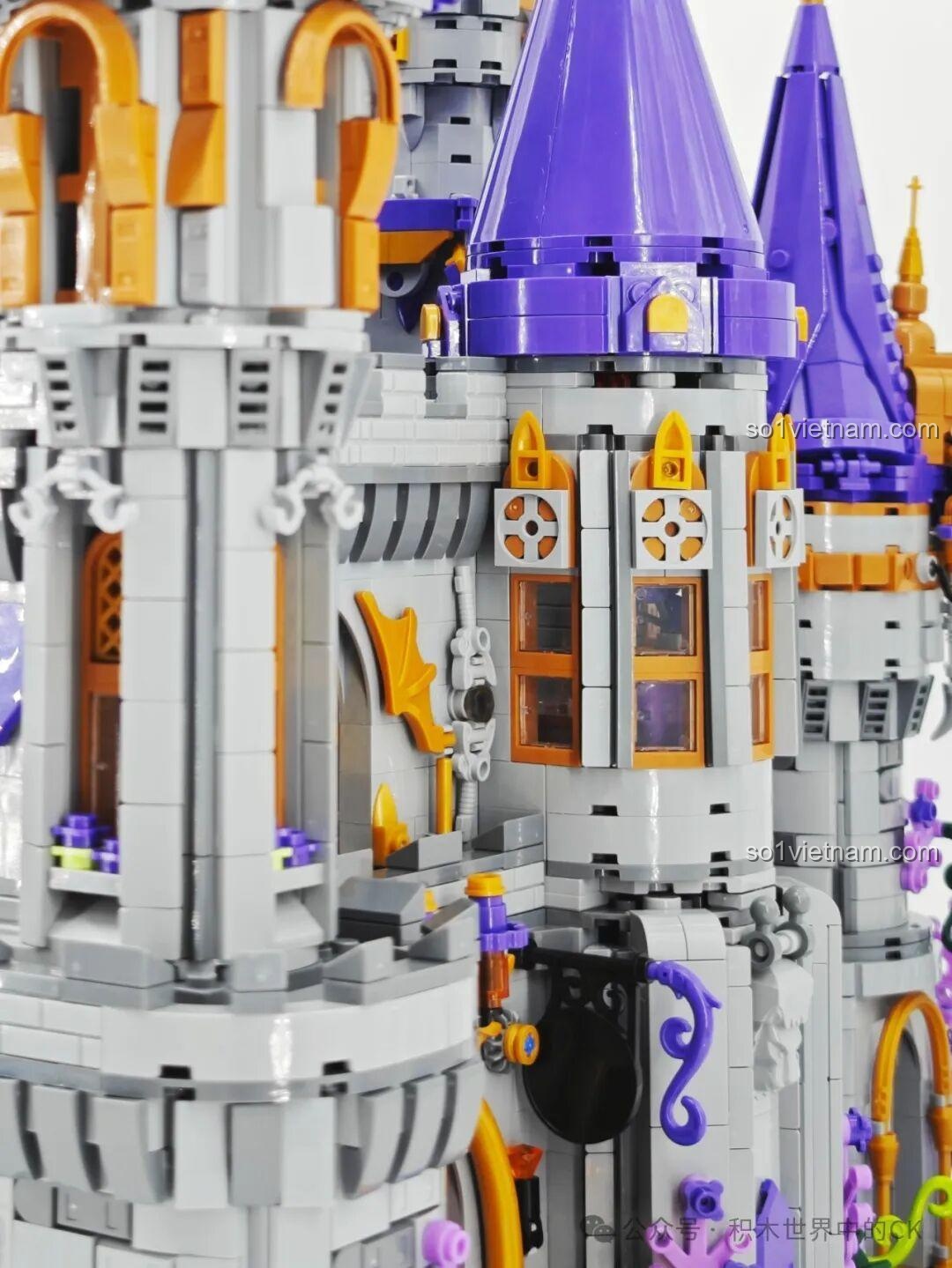 Chi tiết mái nhà nhìn từ bên trong Lâu đài Ma thuật BAKA 33210, với các họa tiết trang trí vàng.