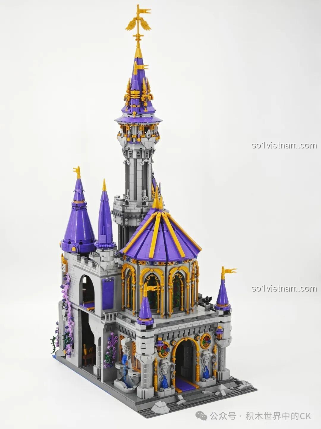 Nội thất bên trong ngôi nhà nhỏ của Lâu đài Ma thuật BAKA 33210, với bí ngô và các vật dụng trang trí.