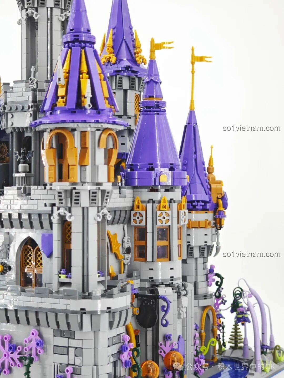 Không gian rộng rãi ở tầng trên của Lâu đài Ma thuật BAKA 33210, với các cột trụ và hành lang.