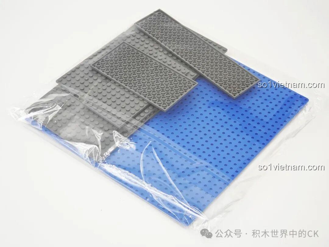 Các tấm đế được xếp chồng lên nhau, cho thấy cách chúng sẽ được kết nối để tạo thành mặt bằng lớn cho Lâu đài Ma thuật BAKA 33210.