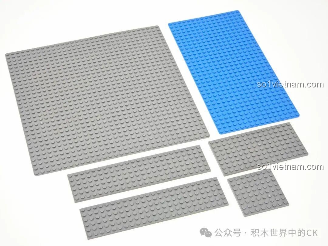 Các tấm đế màu xám và xanh dương, là nền tảng vững chắc để xây dựng mô hình Lâu đài Ma thuật BAKA 33210.