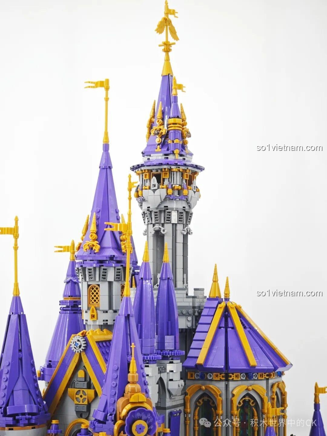 Cận cảnh tháp cao nhất của Lâu đài Ma thuật BAKA 33210, với các chi tiết trang trí và ban công nhỏ.