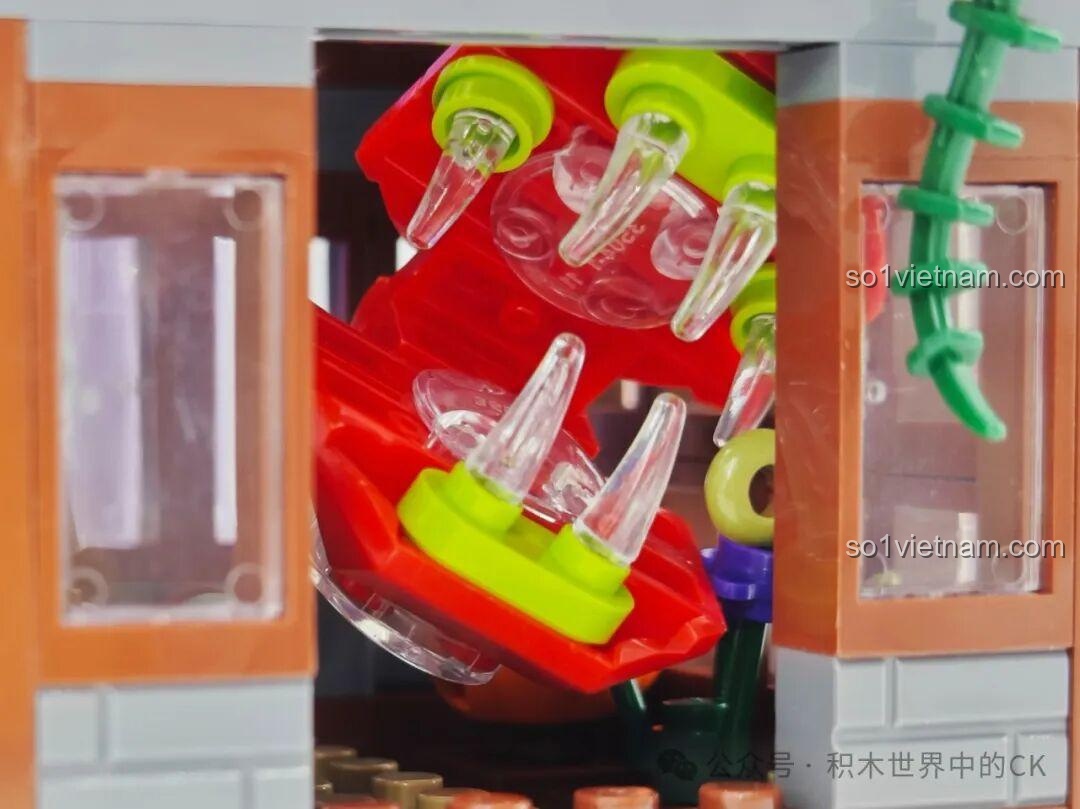 Cận cảnh tháp và tường Lâu đài Ma thuật BAKA 33210, với các cửa sổ và chi tiết trang trí vàng.