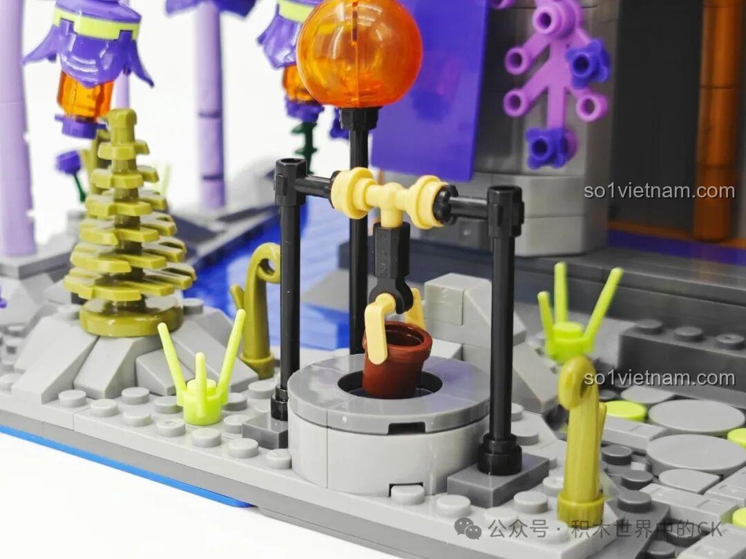 Bức tường Lâu đài Ma thuật BAKA 33210 được trang trí bằng các loại cây leo màu tím, tạo điểm nhấn mềm mại.