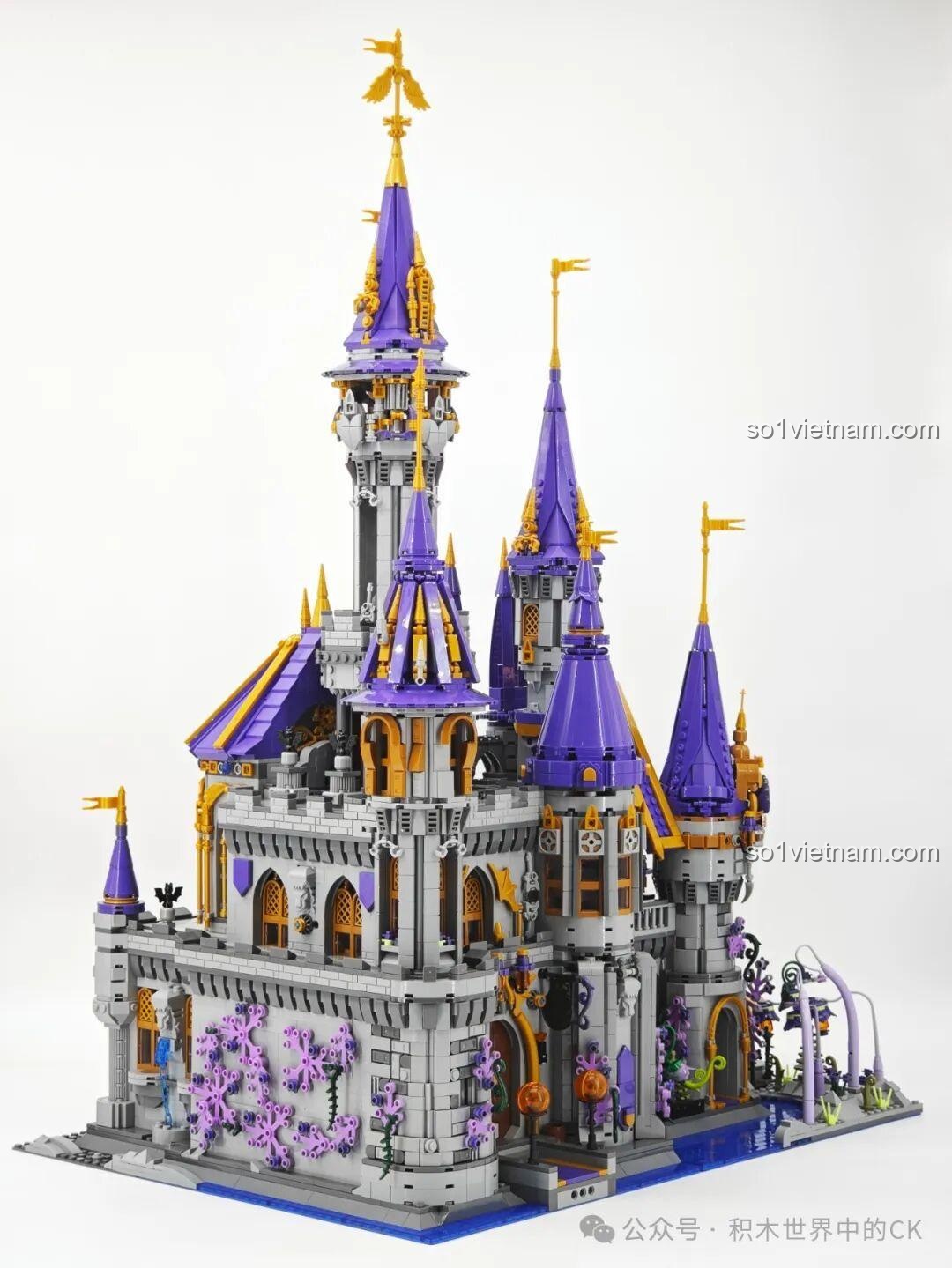 Cận cảnh bức tường Lâu đài Ma thuật BAKA 33210 với các chi tiết trang trí và cửa sổ nhỏ.