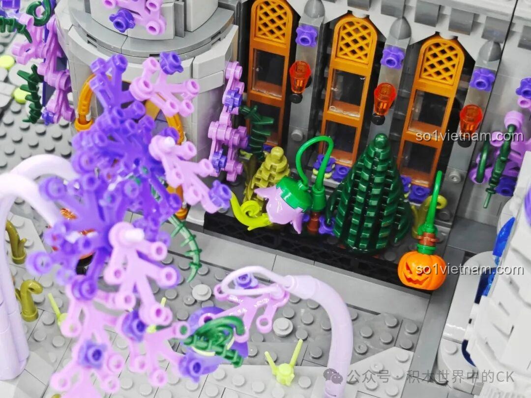 Bức tường Lâu đài Ma thuật BAKA 33210 với nhiều ô cửa sổ nhỏ, tạo cảm giác về một công trình phức tạp.